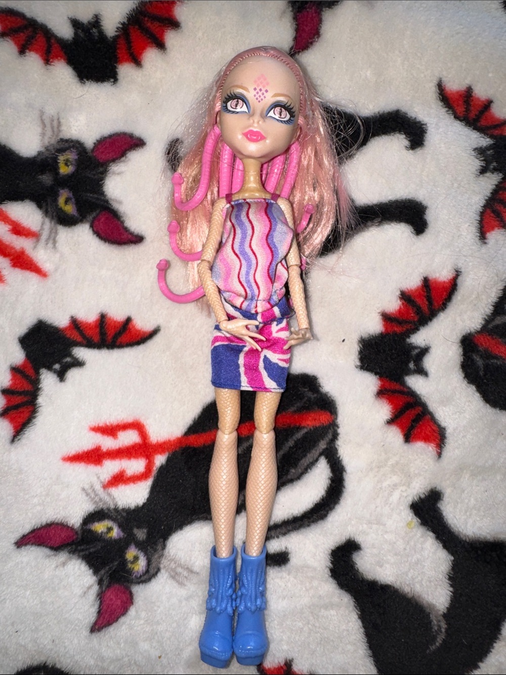Monster High Doll Ghoulebrities in Londoom VIPERINE - Picture 2 of 4